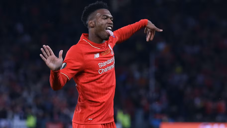 Là một trong những CLB sở hữu bề dày thành tích lịch sử của bóng đá Anh, Liverpool có một lượng fan nhất định không chỉ trong lãnh thổ Vương quốc Anh mà còn trên toàn thế giới. Mùa giải 2015/2016, đội bóng chủ sân Anfield đã bán được 805.000 chiếc áo đấu.