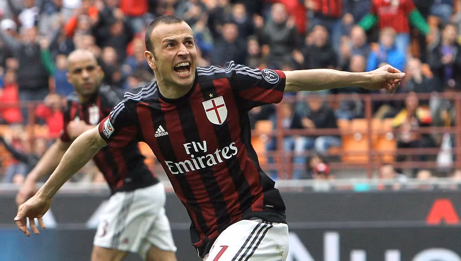 Mùa giải 2015/2016, AC Milan đã bán được 650.000 chiếc áo đấu.