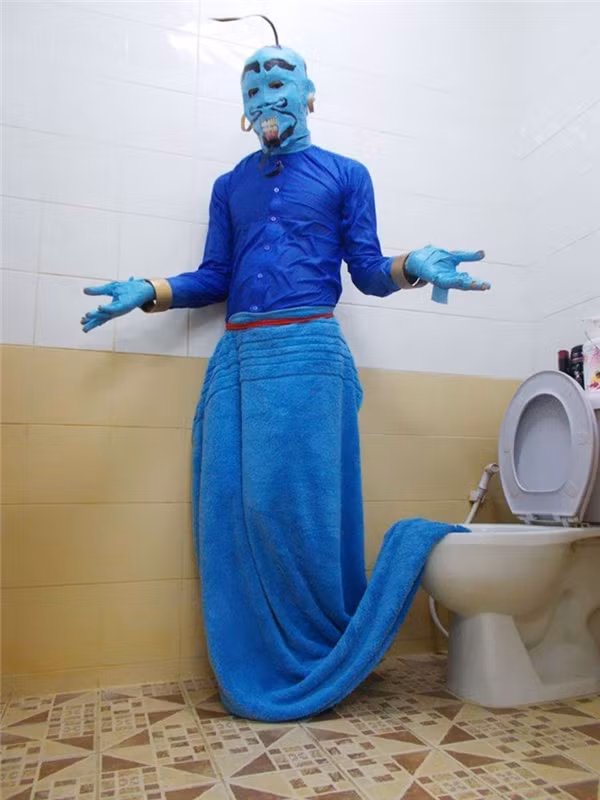 Thần Đèn chui ra từ chiếc đèn nay xưa rồi, giờ phải là vị thần "thơm tho" chui ra từ bồn cầu.