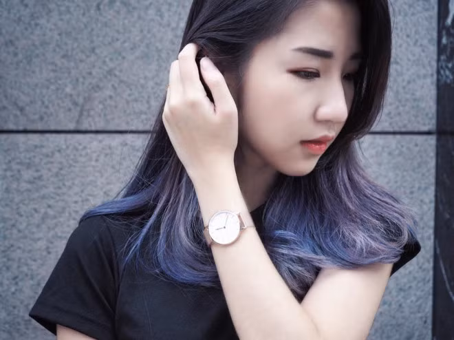 Tuy nhiên, họ đã phải thay đổi hoàn toàn suy nghĩ đó khi dân mạng tìm thấy tài khoản Instagram và Facebook của nữ nhân viên phục vụ này.