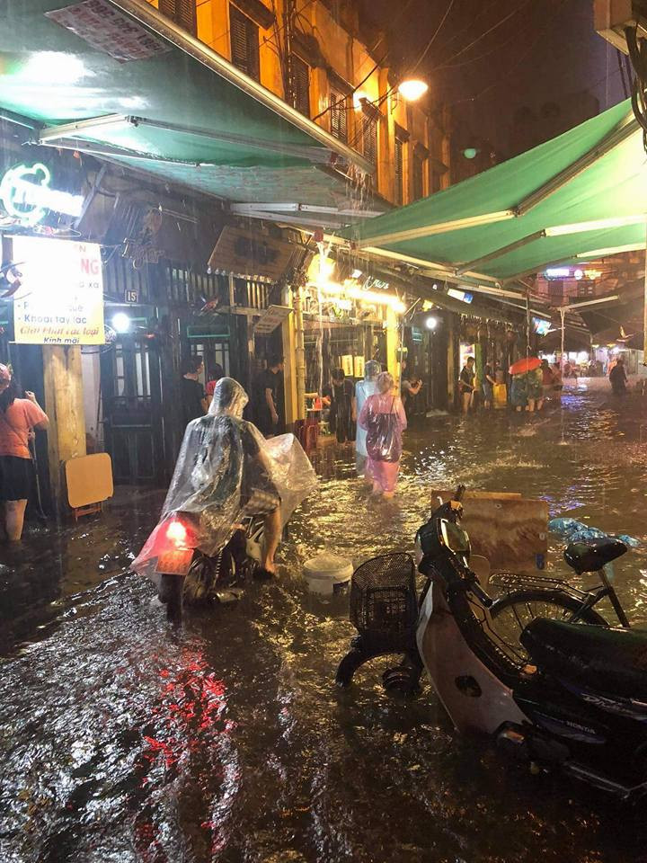 Tại những nơi trong phố cổ như Tạ Hiện, Hàng Buồm, Hàng Điếu, nước ngập đã khiến người dân đi lại khá khó khăn. Nhưng nhiều người dù không phải ra đường những vẫn cố thò chân xuống nước để cảm nhận cái mát của dòng nước mưa.
