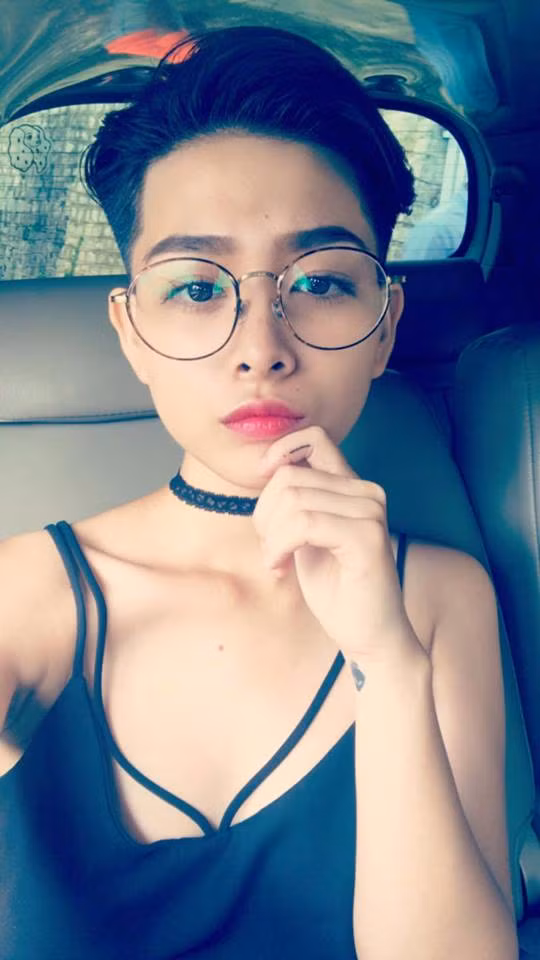 Mặc dù đã biến đổi táo bạo nhưng vẻ đẹp của Phương Quỳnh vẫn không hề suy đổi bởi cô nàng vốn sở hữu làn da trắng, khuôn mặt nhỏ nhắn cùng đôi mắt to tròn và khuôn miệng trái tim cực xinh.