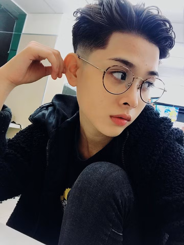 Mới đây, cô nàng diễn viên 9X xinh đẹp này lại khiến nhiều dân mạng "há hốc mồm" ngạc nhiên khi quyết định tóc và lộ ra nét đẹp chẳng kém cạnh các nam thần.