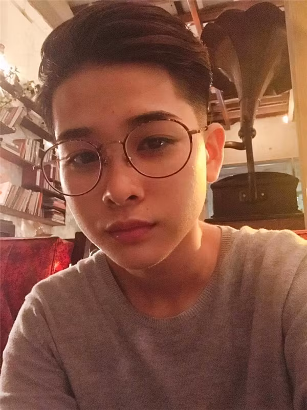 Xinh đẹp, tài năng thì không có lý do gì mà trang cá nhân của nữ diễn viên tuổi 20 này không trở thành tâm điểm chú ý của dân mạng. Hiện tại, Facebook của Phương Quỳnh có trên 30.000 lượt theo dõi và thường xuyên cập nhật những thông tin về cô bạn này.