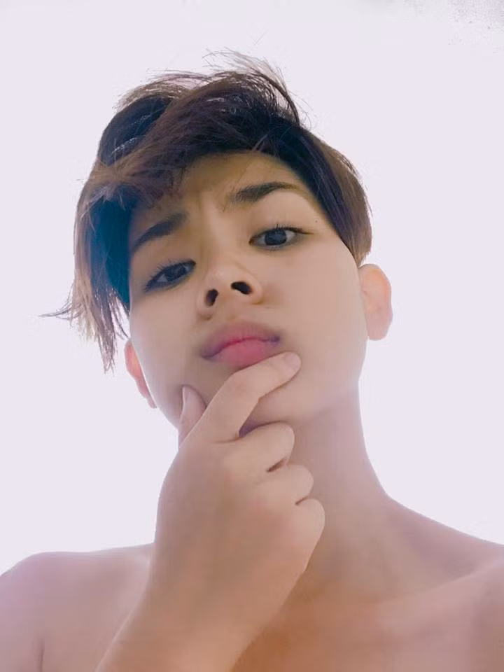 Sau một thời gian dài chung sống với mái tóc dài thướt tha nữ tính, Phương Quỳnh đã xuống tóc để làm bạn với kiểu under cut hai bên tóc được cạo tông đơ sát rạt và mái hất cao ra sau.