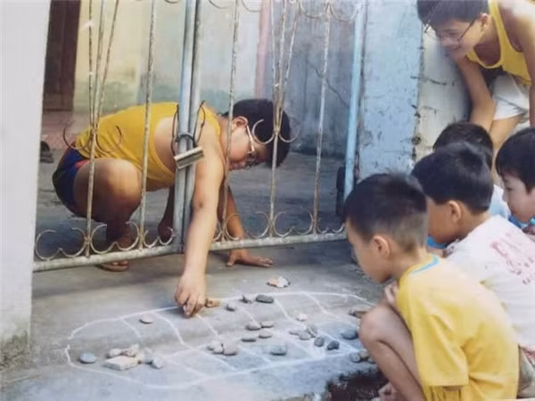 Hình ảnh này chắc hẳn không quá lạ lẫm với nhiều đứa trẻ khi mà bố mẹ đi làm đồng thường khóa cửa không cho đi chơi nhưng chúng vẫn biết cách rủ "đồng bọn" đến nhà chơi theo phương pháp mới.