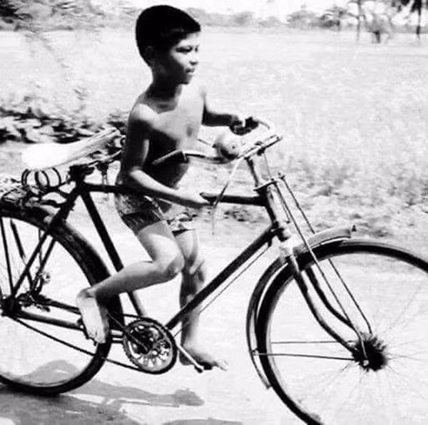 Khi mà xe máy, ô tô chưa xuất hiện nhiều như ngày nay thì một chiếc xe nam dù khó đi đến mấy nhưng với những đứa trẻ đều là điều vô cùng thích thú.