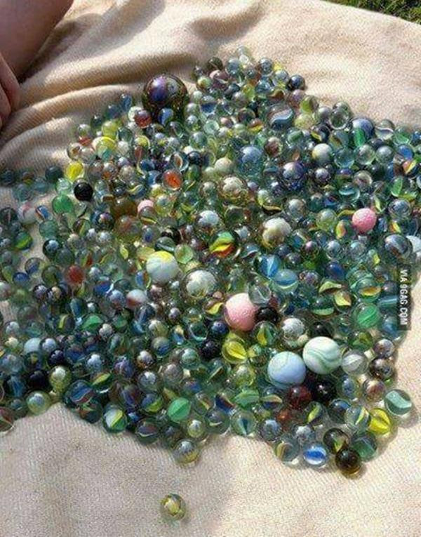 Những viên bi ve là thứ mà chắc hẳn nhiều bạn trẻ không thể quên. Nó gắn liền với từng buổi trưa hè trốn nhà ra sân vườn chơi cùng lũ trẻ hàng xóm.