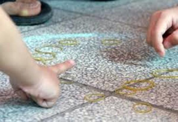 Trò chơi gảy thun được nhiều đứa trẻ thích, có thể ngồi chơi hàng giờ không biết chán.