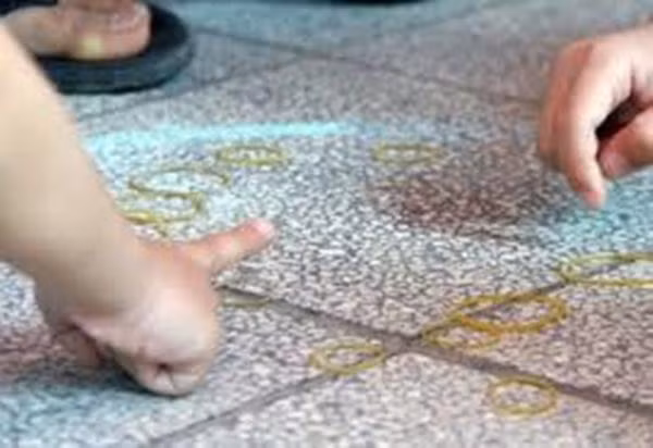 Trò chơi gảy thun được nhiều đứa trẻ thích, có thể ngồi chơi hàng giờ không biết chán.