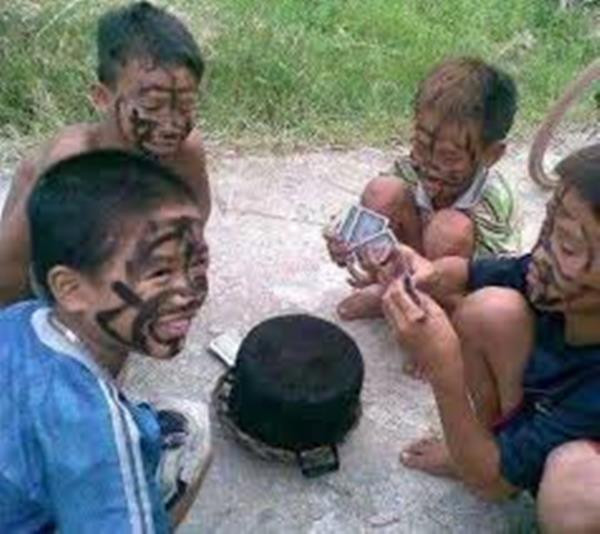 Trò chơi đánh bài bôi nhọ nồi.