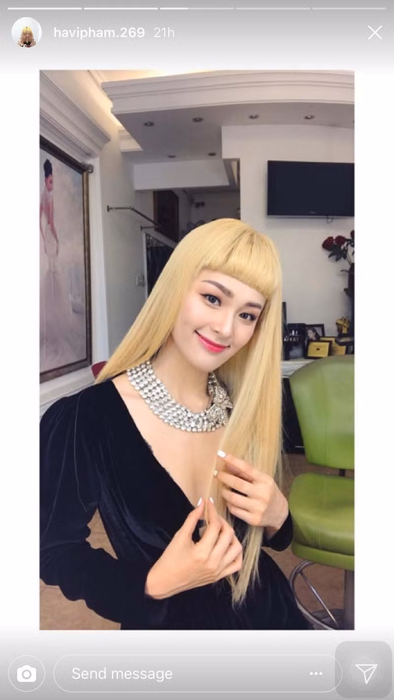 Hot girl Hạ Vi từng được mệnh danh là "mỹ nữ vạn người mê" của showbiz Việt. Tuy nhiên, mới đây cô nàng này đã khiến danh xưng của mình bỗng chốc tan biến khi chuyển màu tóc đen nền nã sang màu vàng chói sáng. Điều này khiến dân mạng đã đổi tên Hạ Vi thành "búp bê bị hư".