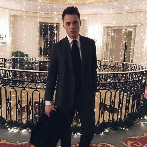 Như đã biết, Gustav Witzoe là chàng tỷ phú trẻ thứ 3 hành tinh theo xếp hạng của Forbes. Anh chàng người Na-uy này sở hữu khối tài sản 3 tỷ USD (tương đương khoảng 70 ngàn tỷ đồng).