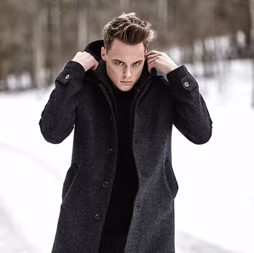 Gustavthừa hưởng từ SalMar ASA – đế chế kinh doanh của gia đình anh, một trong những nhà sản xuất cá hồi lớn nhất thế giới.