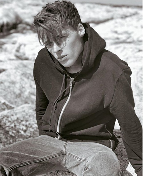 Không chỉ may mắn được "ngậm thìa vàng" từ khi mới sinh ra, chàng tỷ phú 9X còn khiến người ta ganh tỵ khi sở hữu ngoại hình điển trai đúng chuẩn "soái ca".