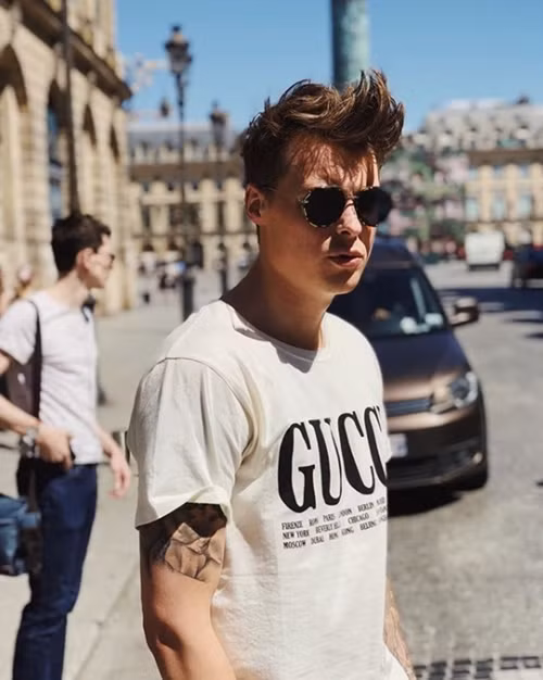 Khỏi cần nói, vẻ điển trai và thần thái cực "ngầu" của Gustav đã lập tức hớp hồn các fan nữ. Không ít cô nàng còn "mặt dày" hỏi cưới chàng tỷ phú ngay trên mạng xã hội.