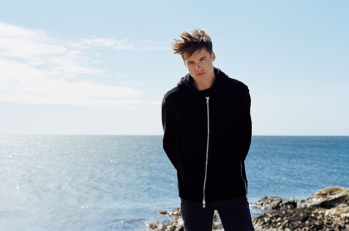 Khi biết Gustav chẳng những là người mẫu tiềm năng, mà còn là một tỷ phú giàu "nứt đố đổ vách", hội chị em phát cuồng về vẻ soái ca của anh chàng lại càng thêm điên đảo.