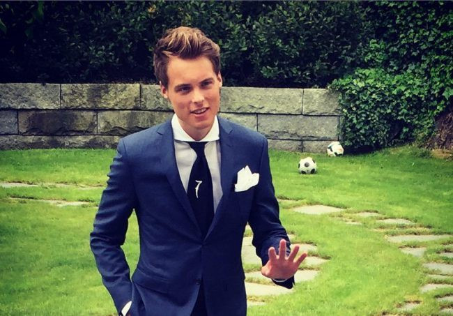 Gustav sở hữu gương mặt góc cạnh, cặp mắt xanh hớp hồn, mái tóc bồng bềnh lãng tử, lại thường xuyên xuất hiện trong những bộ suit lịch lãm, dự những bữa tiệc hay đặt chân tới những địa danh xa xỉ nhất trên thế giới