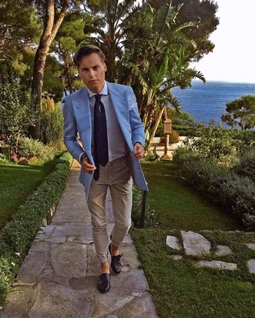 Song song với đam mê với thời trang, Gustav Witzoe không quên nhiệm vụ chính là kinh doanh. Anh đã đầu tư vào những dự án như Gobi và Key Bulter, những cái tên được coi như đối thủ của Snapchat.