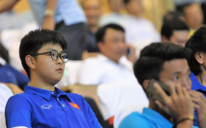 Ngoài nhiệm vụ phiên dịch cho thầy Park, Lee Young Sub cũng cùng các trợ lý HLV phụ trách chuyên môn có mặt trên các khán đài để ghi hình nghiên cứu đối thủ, giúp đội tuyển Olympic Việt Nam có những đối sách phù hợp trước mỗi trận đấu.