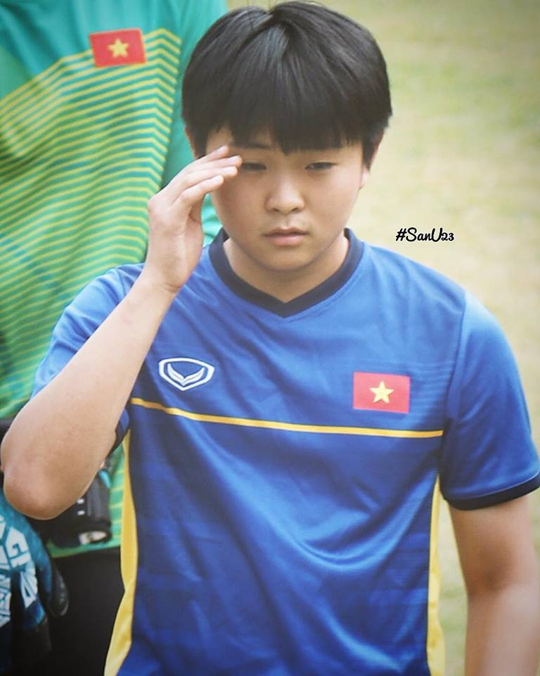 Lee Young Sub khuôn mặt bầu bĩnh ưa nhìn chiếm được khá nhiều tình cảm của người hâm mộ khi liên tục xuất hiện bên cạnh HLV Park Hang Seo và các tuyển thủ Olympic Việt Nam.