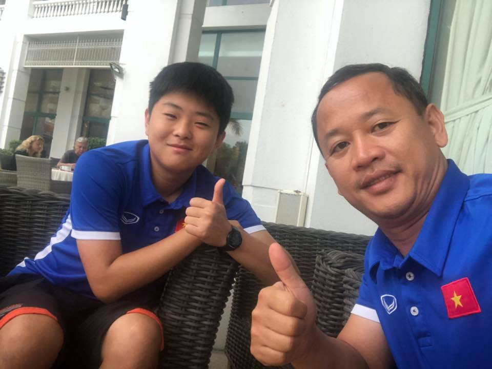 Lee Young Sub là trợ lý tiếng Anh của HLV Park Hang Seo nên cậu bạn này và ông thầy người Hàn Quốc xuất hiện cùng nhau ở mọi nơi. Anh giúp HLV giao tiếp với những người nước ngoài bằng tiếng Anh, phiên dịch ở các cuộc họp báo của ông Park với truyền thông quốc tế.