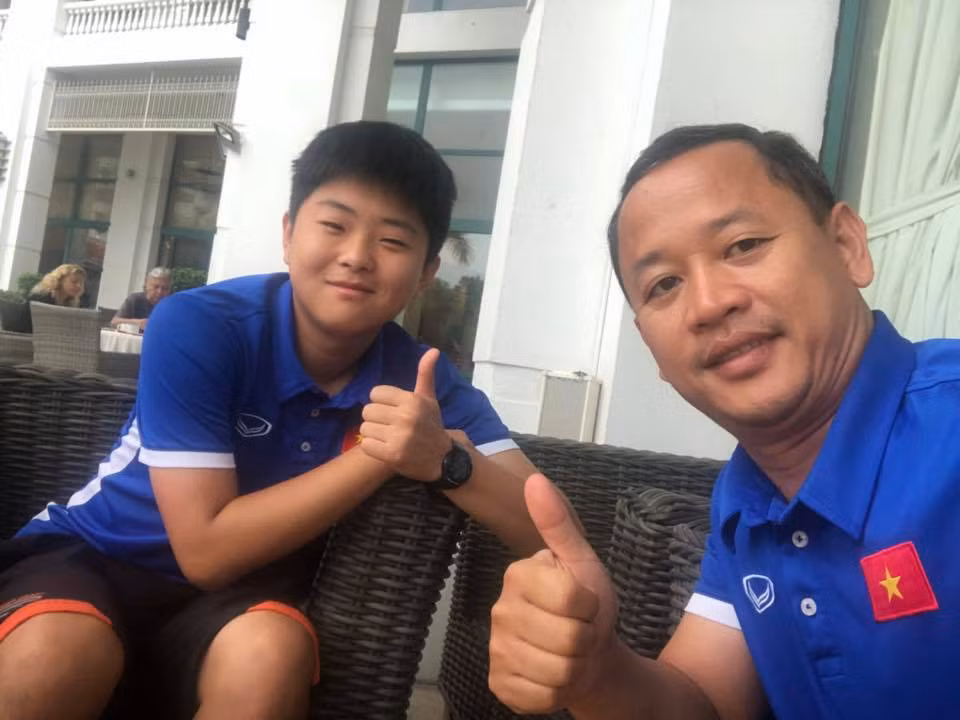 Lee Young Sub là trợ lý tiếng Anh của HLV Park Hang Seo nên cậu bạn này và ông thầy người Hàn Quốc xuất hiện cùng nhau ở mọi nơi. Anh giúp HLV giao tiếp với những người nước ngoài bằng tiếng Anh, phiên dịch ở các cuộc họp báo của ông Park với truyền thông quốc tế.