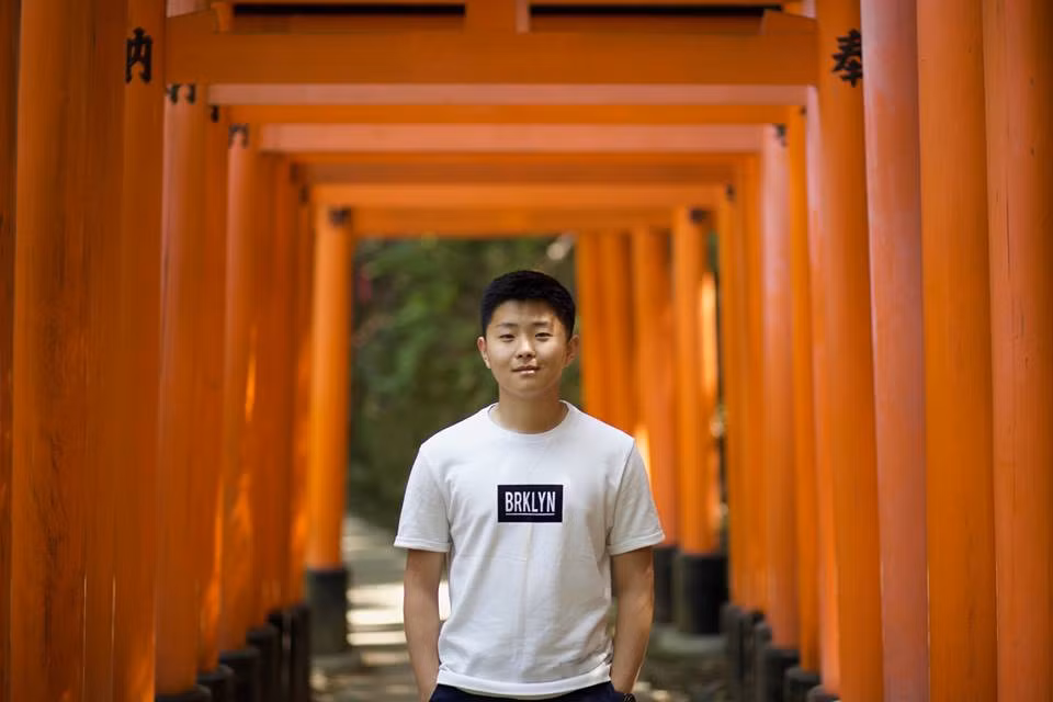 Vì cùng đồng trang lứa nên giữa Young Sub và các cầu thủ thân thiết như bạn bè. Mọi người thường xuyên trêu đùa anh trợ lý đến từ xứ sở kim chi.