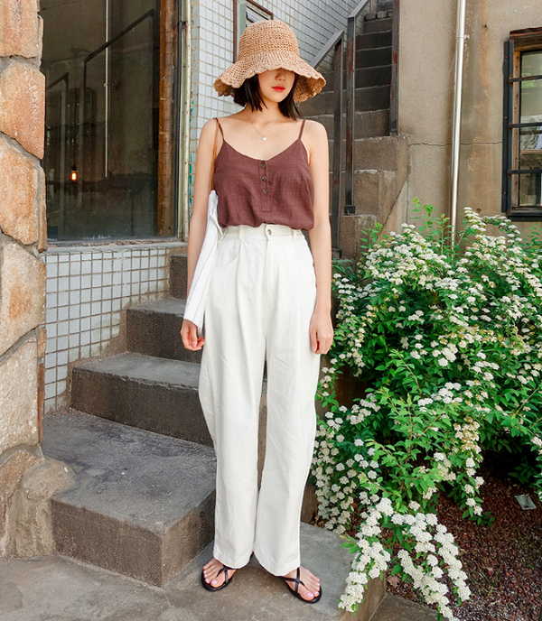 Với kiểu quần này, bạn có thể sử dụng những item đơn giản như áo phông, áo hai dây hay áo blouse để phối cùng.