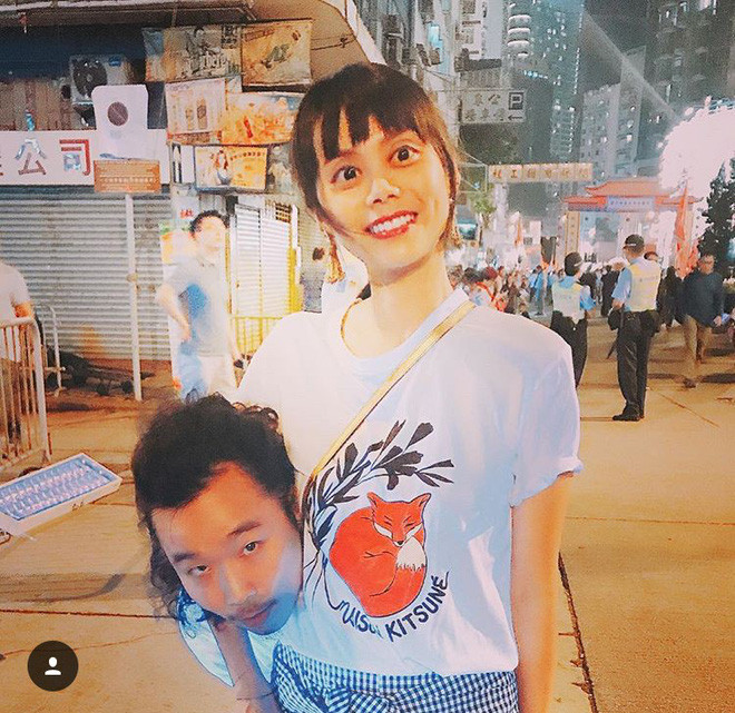 Bạn trẻ có nickname Minh Dũng chia sẻ: "Thực chất trào lưu này rất dễ bởi chỉ cần chụp lại hình của chính mình với tay được mở rộng ra như đang ôm đầu, sau đó dùng Photoshop và mất thêm vài phút chỉnh sửa là đã có ngay được một tấm ảnh để hòa nhịp trào lưu rồi".