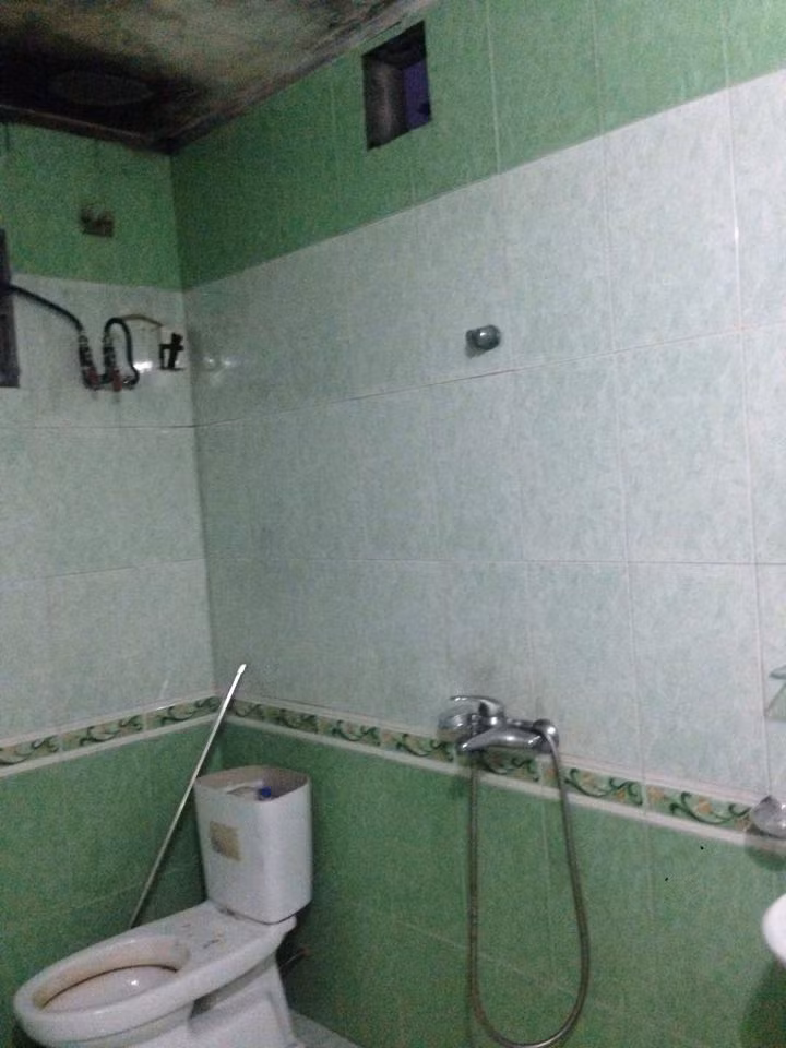 Vẫn còn chưa hết bàng hoàng, anh T tâm sự: "Rất may là nhà không có ai bị thương, nếu không mình sẽ ân hận lắm. Nếu nhanh vài phút thôi là con mình vào tắm thì không biết chuyện gì sẽ xảy ra".