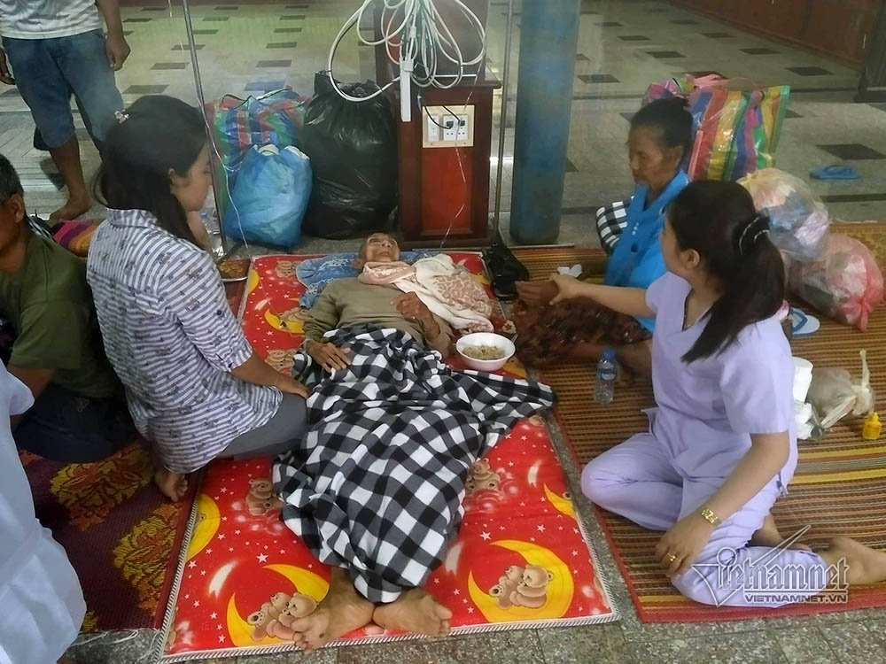 Người bị nạn do vỡ đập thủy điện xếp hàng khám bệnh