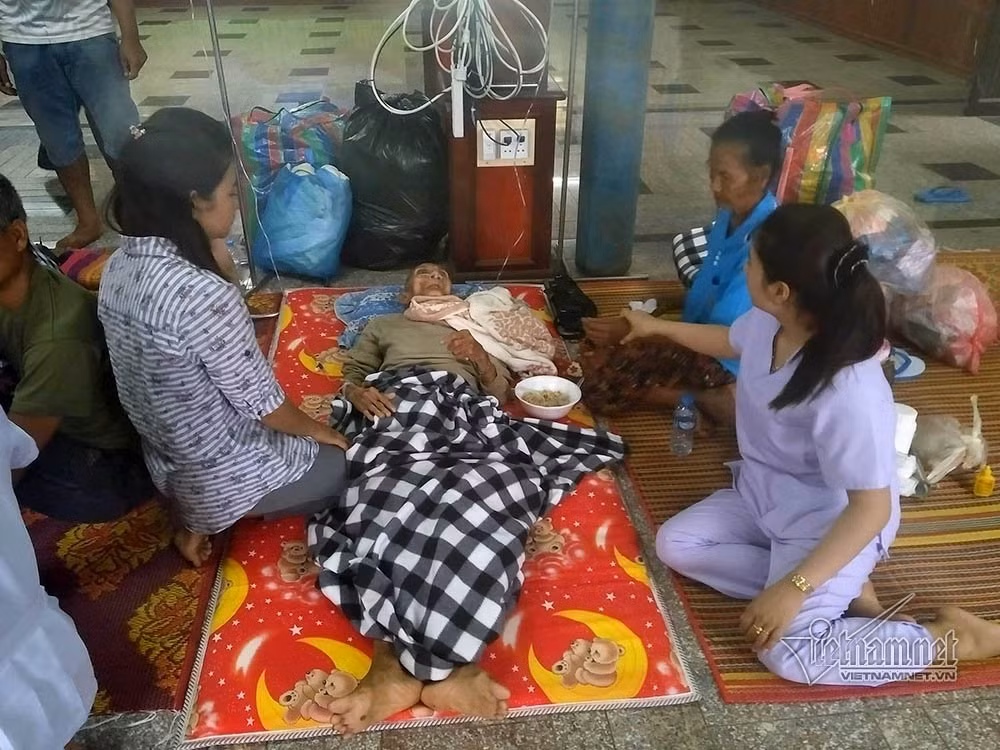 Người bị nạn do vỡ đập thủy điện xếp hàng khám bệnh