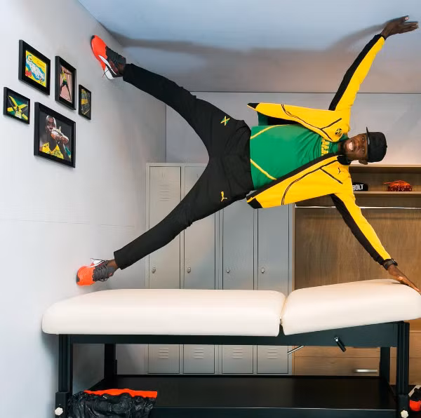 Không chỉ là tia chớp trên đường chạy, Usain Bolt còn cho thấy anh có khả năng của một người nhện.