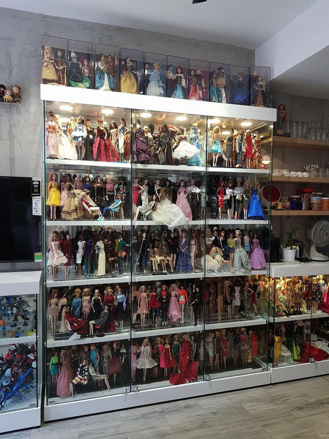 Ngay sau khi xuất hiện, ai cũng dành lời khen cho số lượng búp bê khủng của Tấn Sang. Tuy nhiên, Sang cũng tiết lộ dưới những bình luận rằng, mình chỉ có số ít trong bộ sưu tầm búp bê này và số tiền lớn nhất mà cậu từng bỏ ra để sở hữu 1 em búp bê lên tới gần bằng một tháng lương của người thu nhập bình thường.