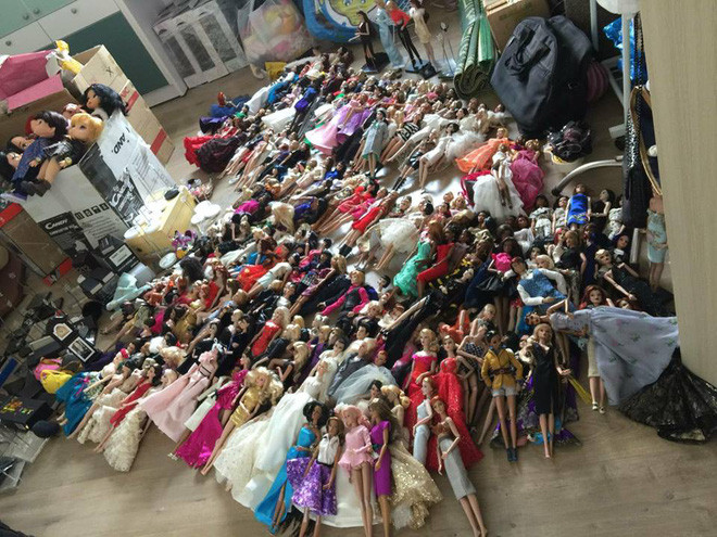 Là con trai nhưng Tấn Sang lại có sở thích khá nhẹ nhàng: sưu tập búp bê, may quần áo và trang trí cho chúng trở nên thật lộng lẫy. Được biết thêm, chàng trai 9X Sài Gòn này mới bước vào thú vui này hơn một năm nay.