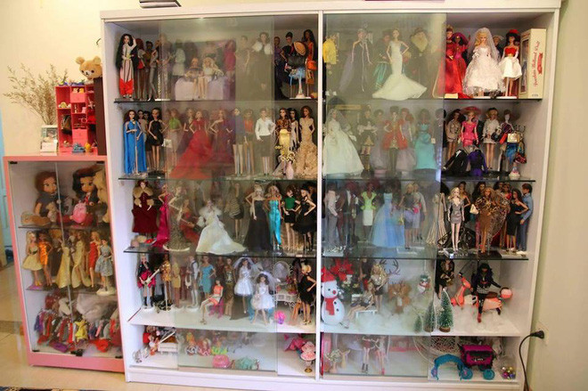 Chàng trai với thú vui chơi búp bê được nhắc tới đó là Tấn Sang 22 tuổi, hiện đang học thiết kế thời trang tại TP HCM. Mới đây, anh đã đăng tải lên một group đông thành viên bốn bức hình về những tủ búp bê khiến dân mạng phải liên tục xuýt xoa.