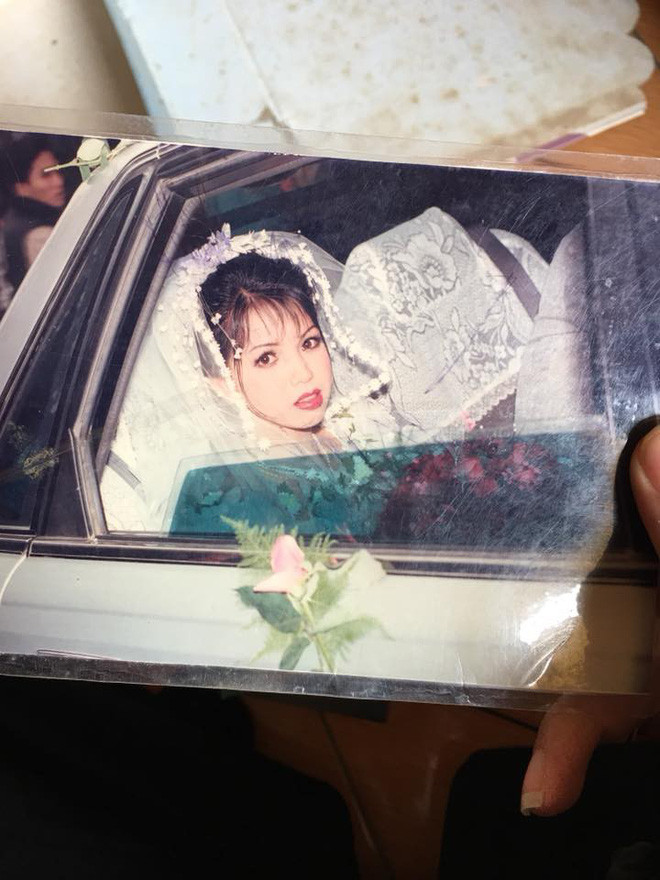 Gương mặt nhỏ, đôi mắt long lanh, nụ cười trong sáng và chiếc cằm chuẩn V-line. Đây đúng là một bà mẹ thật sự xinh đẹp.