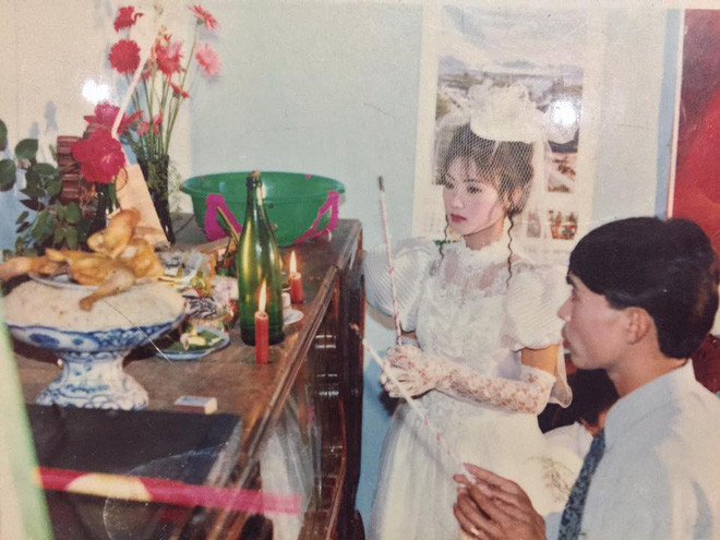 Ở trong trào lưu khoe ảnh mới được "phát động", các dân mạng đã đăng tải những hình ảnh cách đây 20, 30 năm của các "phụ huynh" của họ khi còn trẻ. Nhiều người trong số đó rất xinh đẹp. Cũng có không ít khoảnh khắc ảnh được chụp trong ngày cưới.