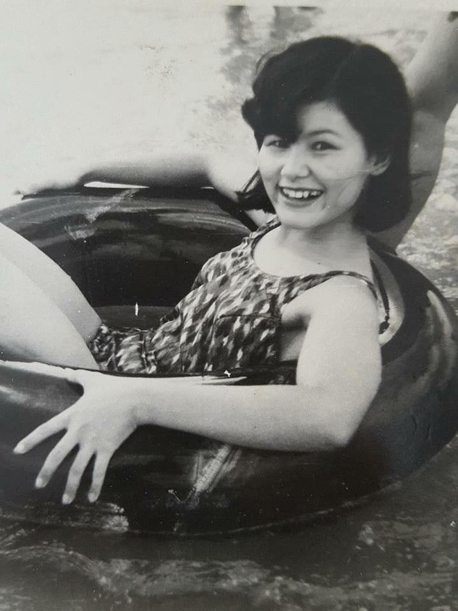 Để minh chứng cho việc nhan sắc của các bà mẹ cách đây 20 năm, hot girl thời nay còn thua xa, dân mạng đã cho đăng tải những bức ảnh khoe mẹ thời trẻ.