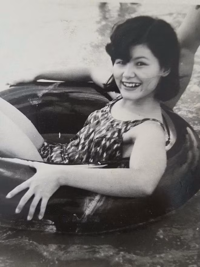 Để minh chứng cho việc nhan sắc của các bà mẹ cách đây 20 năm, hot girl thời nay còn thua xa, dân mạng đã cho đăng tải những bức ảnh khoe mẹ thời trẻ.