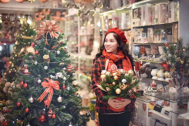 Địa điểm được Ngọc Anh chọn thực hiện bộ ảnh đó là cửa hàng đồ lưu niệm, đồ chơi gần trường của mình. Vừa là để ngắm nhìn những món đồ lung linh đầy màu sắc, vừa để cô bạn này lưu lại khoảnh khắc của tuổi đẹp nhất trong đời.