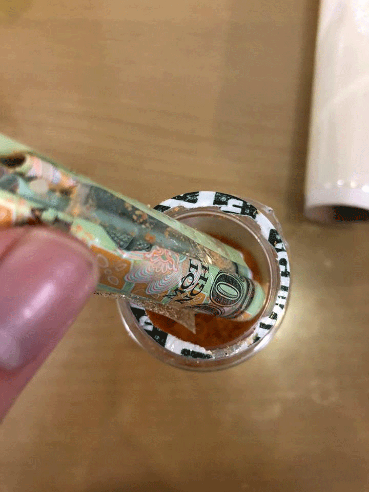 Những tưởng mình là người phụ nữ hạnh phúc nhất thế giới, phải tu mấy kiếp mới gặp được chồng tốt thì trong một lần nổi hứng giúp chồng làm việc nhà, chuẩn bị cơm nước chờ chồng về ăn thì cô bỗng phát hiện bên trong chổi, thùng gạo hũ muối đều có "quỹ đen" được cuộn cẩn thận rồi dùng băng keo dán lại.