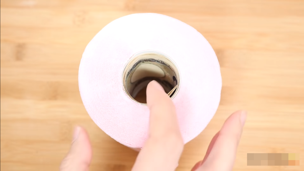 Sau khi bài viết được chia sẻ, rất nhiều cư dân mạng đã để lại nhiều bình luận hài hước thậm chí còn những vị trí giấu quỹ đen không tưởng cũng được hội chị em công khai.