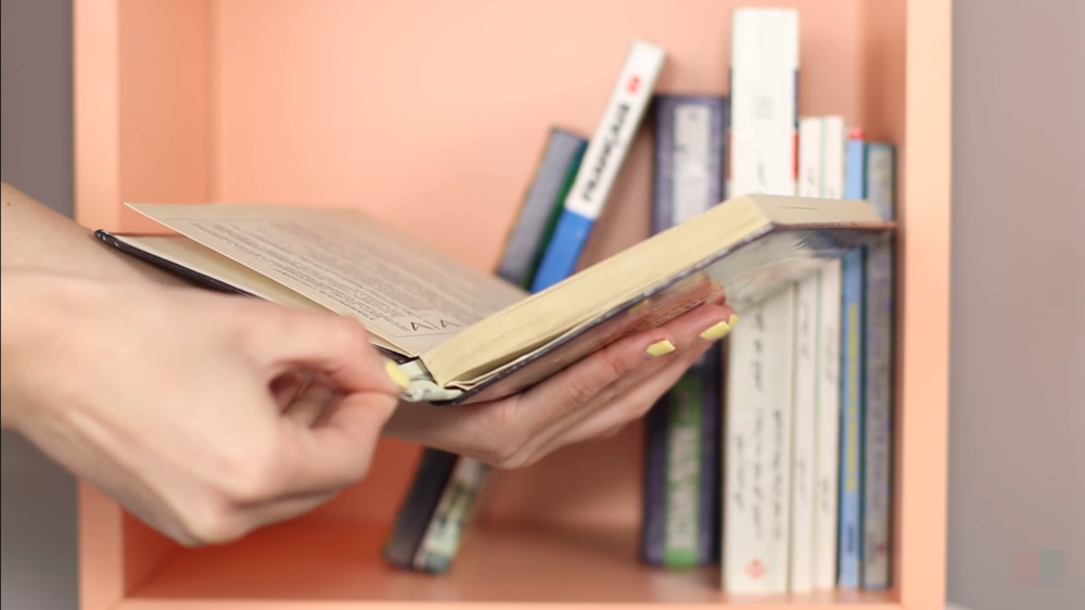 Các chị thì bày nhau cách tìm "quỹ đen" của chồng. Các anh thì bàn nhau tìm chỗ khác để giấu tiền.