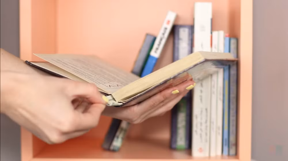 Các chị thì bày nhau cách tìm "quỹ đen" của chồng. Các anh thì bàn nhau tìm chỗ khác để giấu tiền.