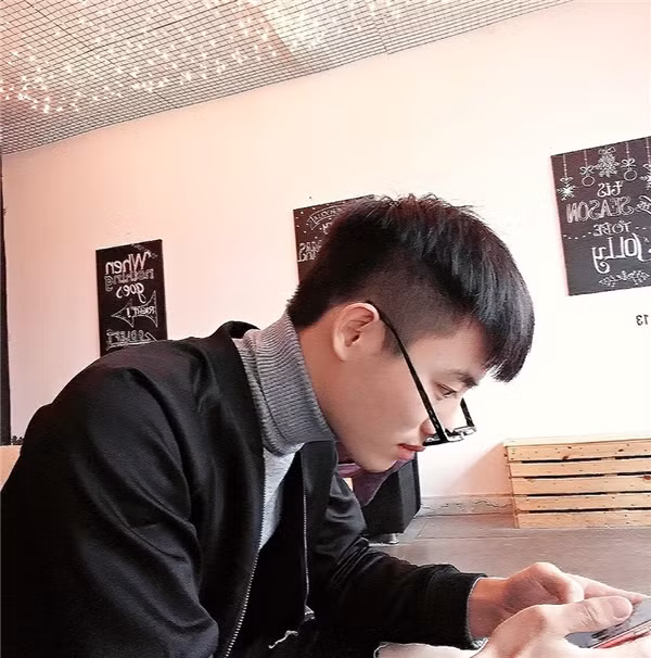 Không chỉ chú ý tới câu chuyện, nhiều dân mạng cũng để ý luôn tới vẻ đẹp của chàng trai người Quốc Oai - Dũng Nguyễn và không ít người đã phải bất ngờ trước nhan sắc của anh chàng soái ca phương tiện công cộng này.