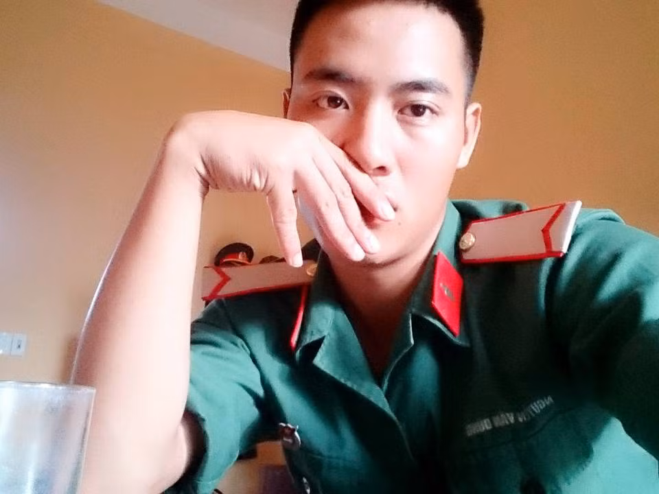 Thêm một thông tin thú vị cho chị em đó là chàng soái ca xe bus - Dũng Nguyễn hiện tại là trung úy đang công tác tại Sư đoàn 304 thuộc Quân đoàn 2 Vĩnh Phúc. Ảnh sử dụng trong bài: Facebook nhân vật.