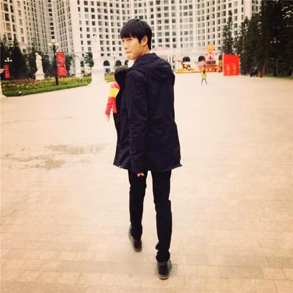 Mặc dù được nhiều người chú ý tới nhưng trên trang cá nhân của Dũng Nguyễn, anh chàng này khá kín tiếng trong cuộc sống sinh hoạt hàng ngày cũng như công việc.