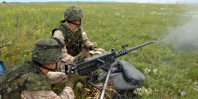 Súng máy hạng nặng M2 Browning là một trong những vũ khí thành công và lâu đời nhất của quân đội Mỹ với gần 100 năm sử dụng. M2 sử dụng cỡ đạn 12,7 mm, tầm bắn hiệu quả khoảng 1,8 km. Nó có thể trang bị trên tàu chiến, xe thiết giáp và nhiều phương tiện khác.